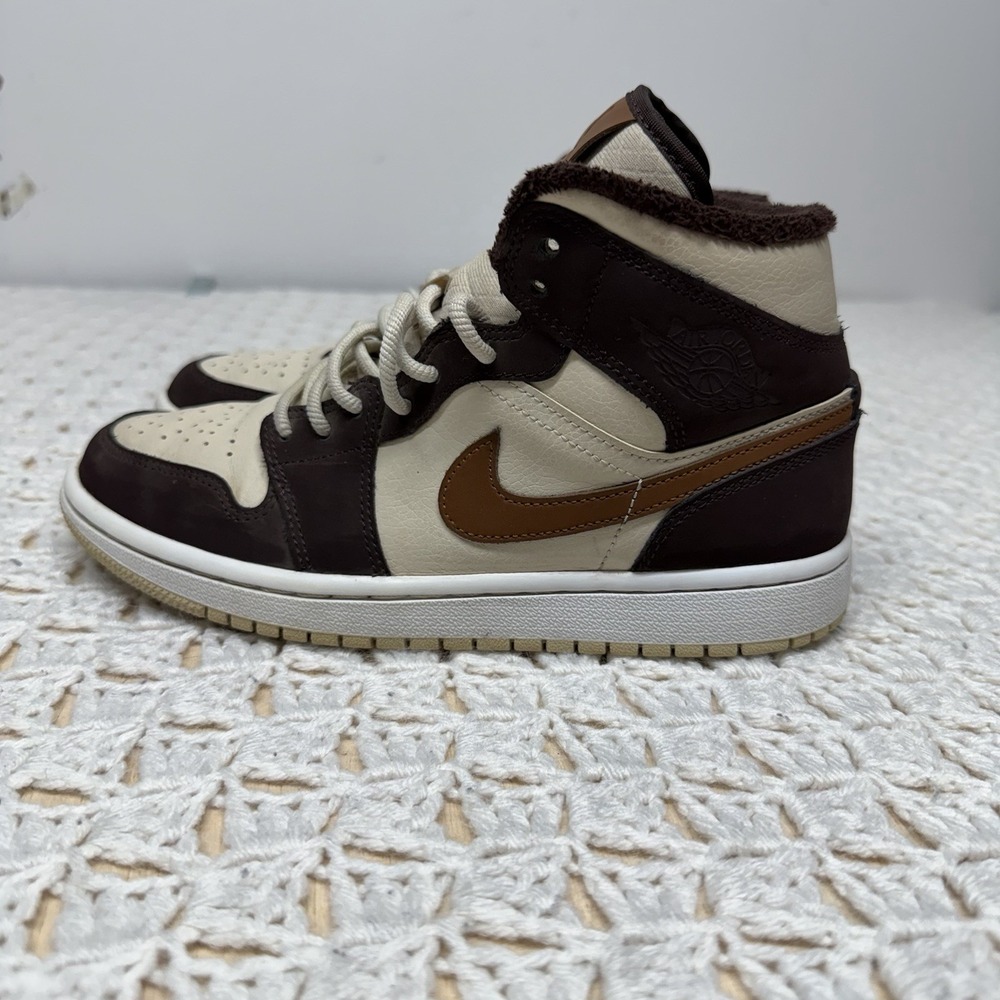 Jordan Air Jordan 1 Mid SE Women Sz 7 Leather Cream Dark Chocolate DO6699-200